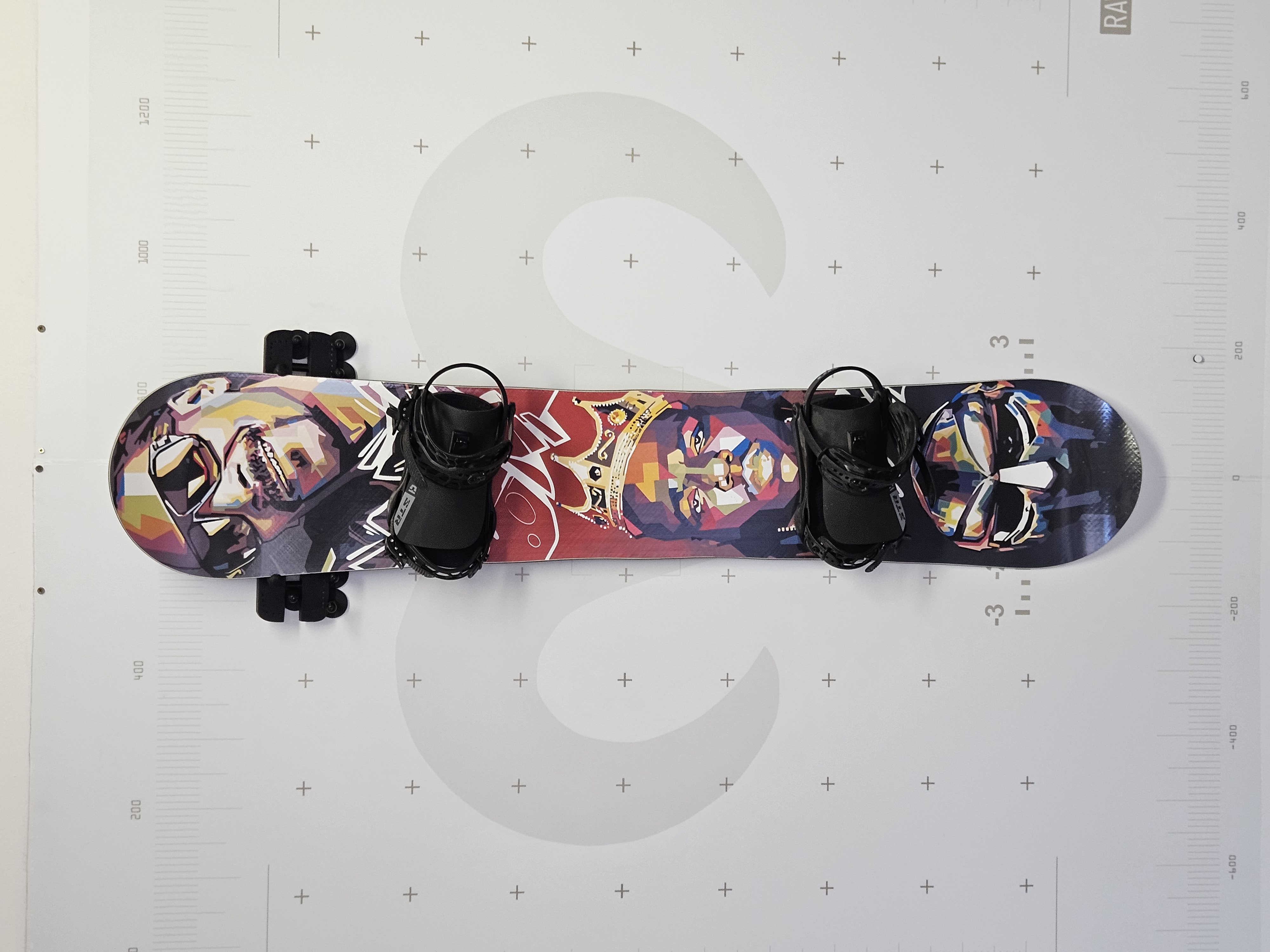 Egyedi snowboard grafika közelről